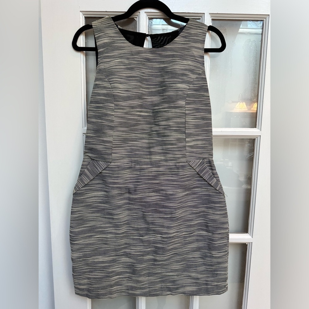 Aryn K Sleeveless Gray Striped Classic Shift Dress Size L Chic Cut Out Back